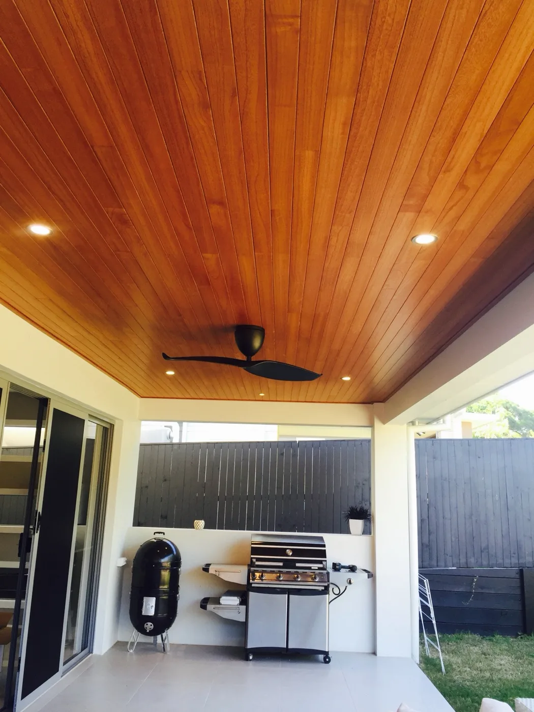 Outdoor fan and lighting installation